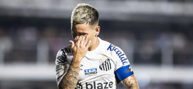 Santos descendió este miércoles tras caer por 2 a 1 frente a Fortaleza - AFP / Abner Dourado