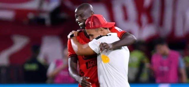 Adrián Ramos abraza a Lucas González tras gol de América - VizzorImage