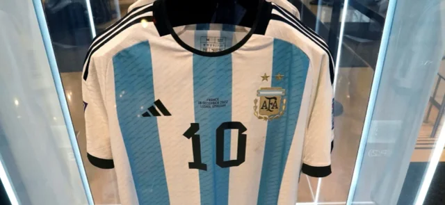Millonaria cifra en subasta por camiseta de Messi en Catar 2022. / Foto: AFP.