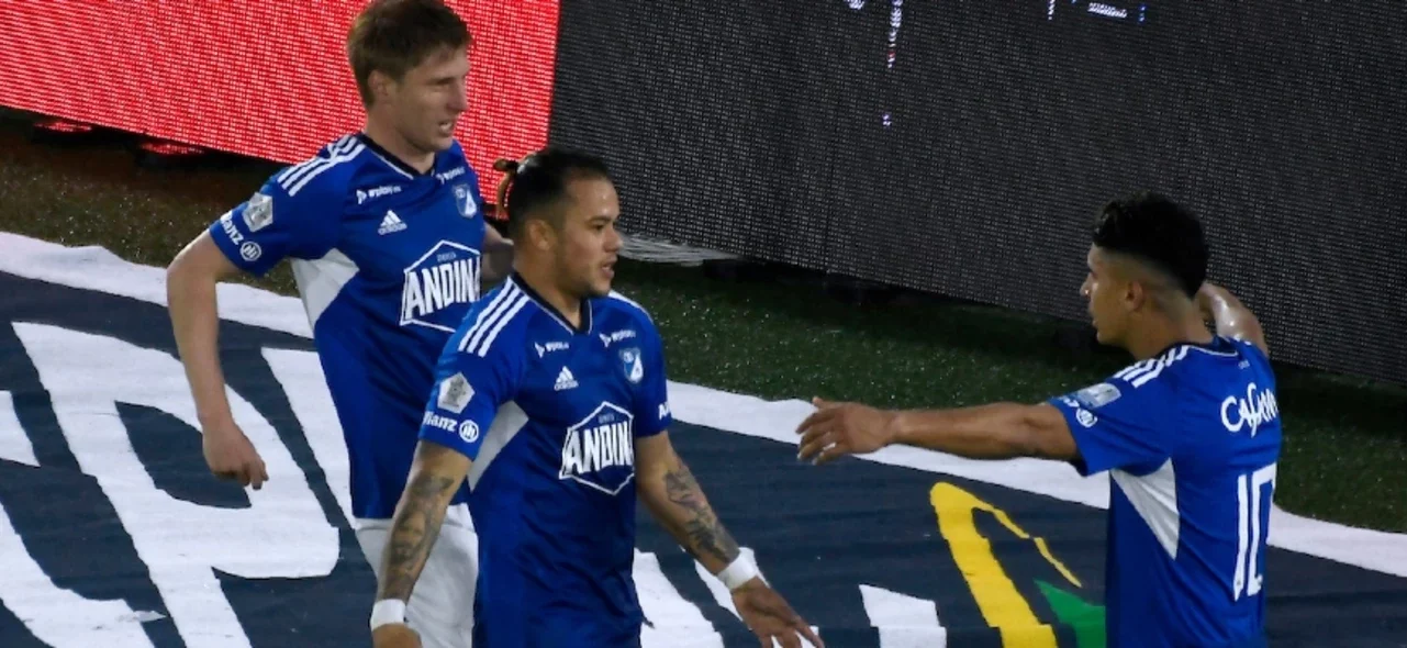 La lucha entre Leonardo Castro y Daniel Cataño al interior de Millonarios. / Foto: Vizzorimage.