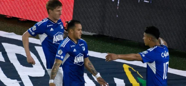 La lucha entre Leonardo Castro y Daniel Cataño al interior de Millonarios. / Foto: Vizzorimage.