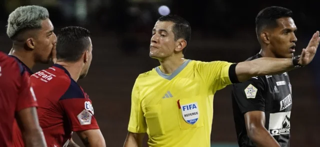 Daniel Londoño y Luciano Pons hablan con el árbitro Andrés Rojas - VizzorImage / Juan Augusto Cardona