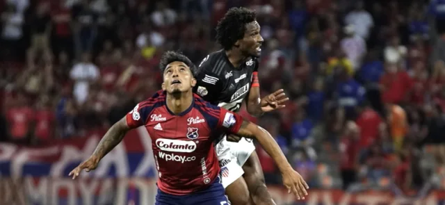 David Loaiza y Didier Moreno disputan un balón - VizzorImage / Juan Augusto Cardona