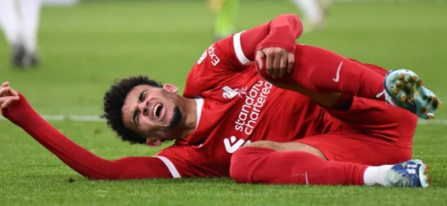 Luis Díaz salió lesionado del juego Liverpool vs. Arsenal. / Foto: AFP.