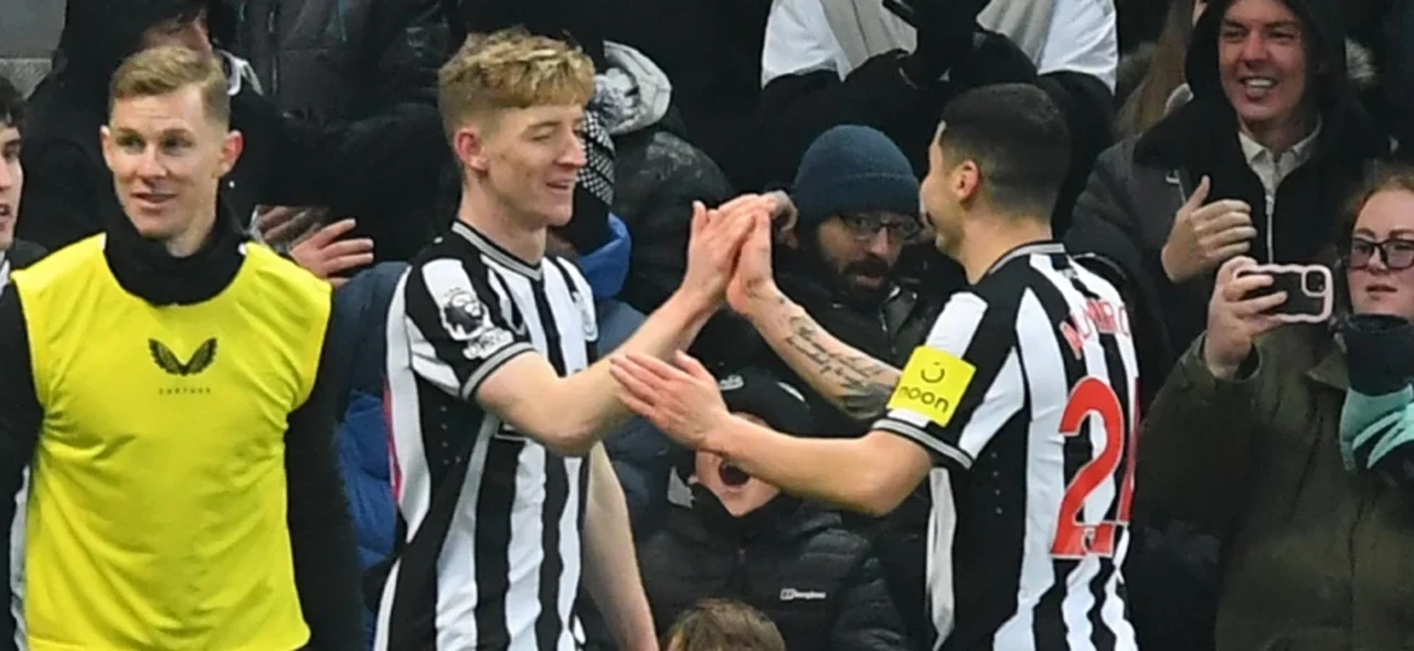 Anthony Gordon celebra con Miguel Almirón el gol de Newcastle a Manchester United - AFP