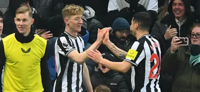 Anthony Gordon celebra con Miguel Almirón el gol de Newcastle a Manchester United - AFP