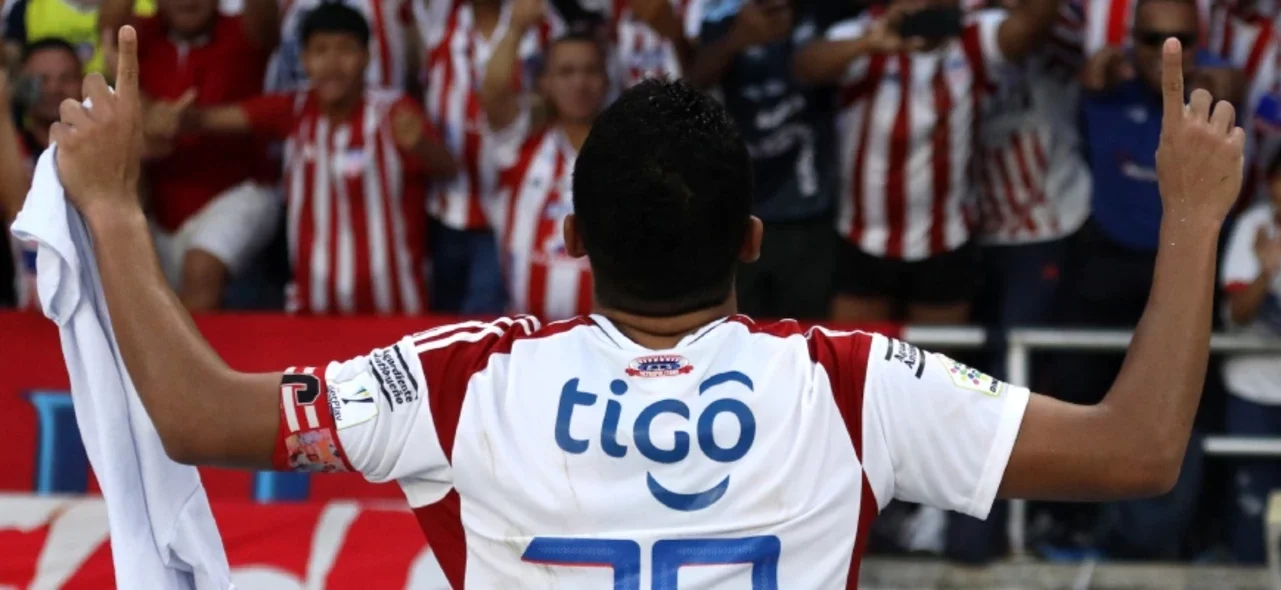 Carlos Bacca celebra con la hinchada de Junior de Barranquilla - VizzorImage / Jairo Cassiani