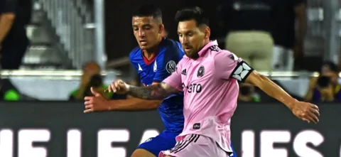 Kevin Castaño disputa un balón contra Lionel Messi - AFP