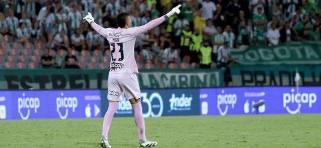 Kevin Mier deja en alto el nombre de Nacional | Foto: VizzorImage / Paulina Betancur