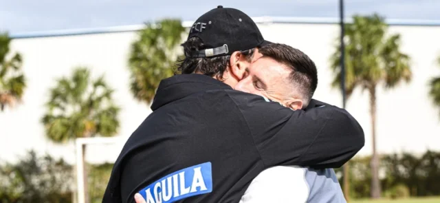 Néstor Lorenzo y Lionel Messi se dan un abrazo en la concentración de Colombia - X: @FCFSeleccionCol