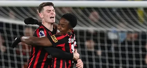 Luis Sinisterra le marcó un golazo a Fulham - AFP