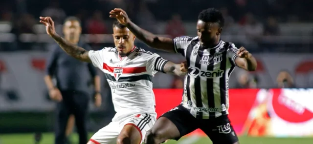 Hinchas de Santos quemaron el carro de Stiven Mendoza. / Foto: AFP.