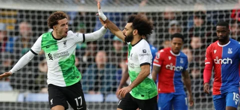 Curtis Jones celebra el gol de Mohammed Salah - Crystal Palace vs. Liverpool - AFP