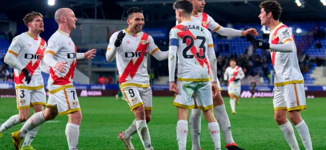 Falcao García y sus compañeros - FOTO: @RayoVallecano