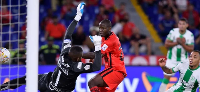 América vs. Nacional le ponen los pelos de punta a los amantes del fútbol | Foto: VizzorImage / Gabriel Aponte