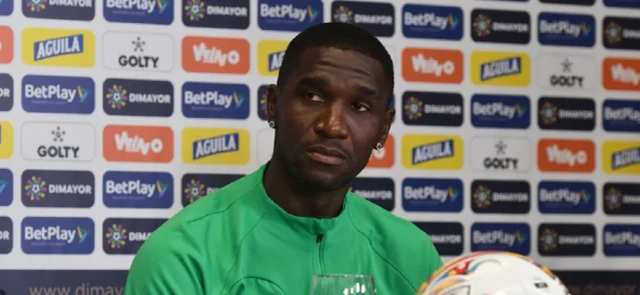 Con bombos y platillos Cristian Zapata llega a Brasil. / Foto: Vizzorimage.