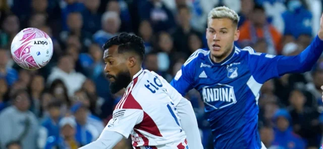 Luis González le gana la posición a Juan Pablo Vargas - VizzorImage / Diego Cuevas