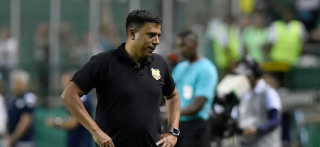 César Farías renunció a Águilas Doradas. / Foto: Vizzorimage.