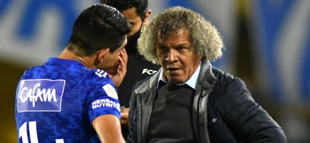 Mackalister Silva dialoga con Alberto Gamero en juego de Millonarios - VizzorImage