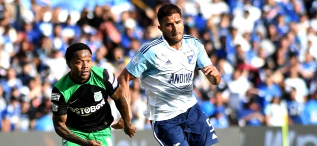 Dorlan Pabón disputa un balón contra Larry Vásquez - VizzorImage / Luis Ramirez