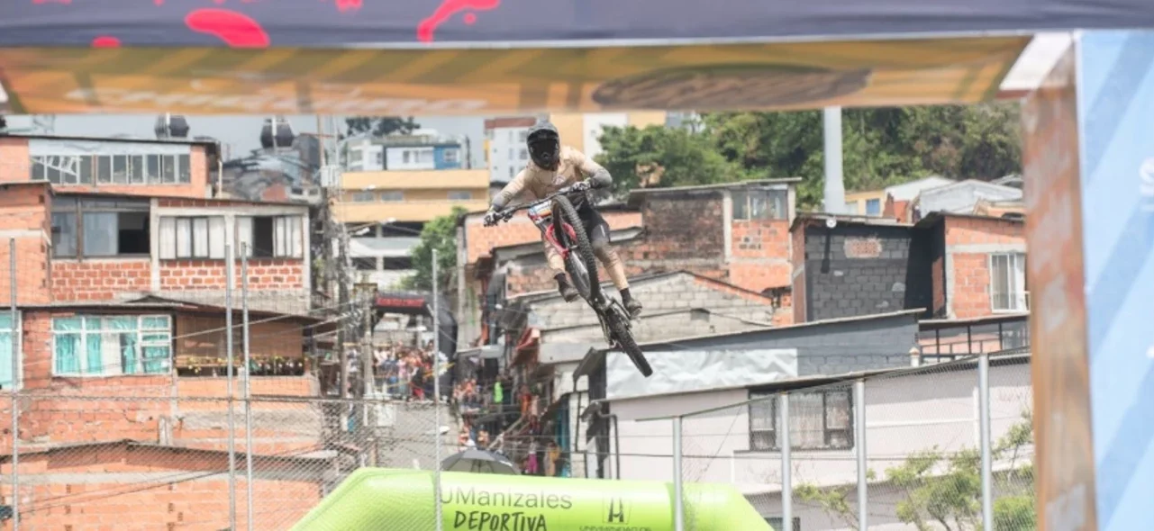 Sebastián Holguín, campeón de la edición XV de Downhill Urbano en Manizales. / Foto: Cortesía.
