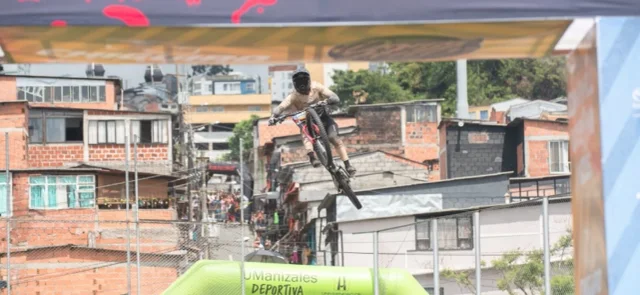 Sebastián Holguín, campeón de la edición XV de Downhill Urbano en Manizales. / Foto: Cortesía.