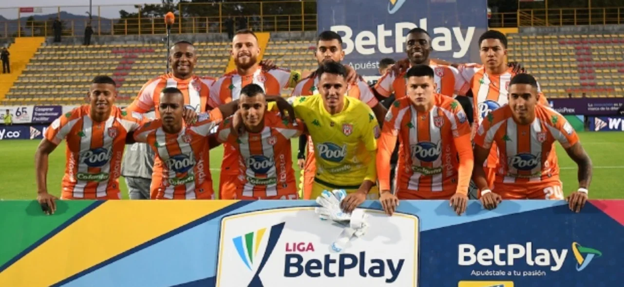 Envigado por poco abre el marcador ante Santa Fe. / Foto: Vizzorimage.