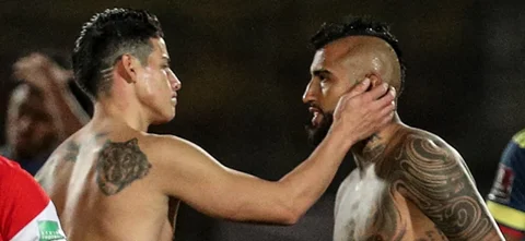 James Rodríguez y Arturo Vidal, tras un Chile vs. Colombia - AFP