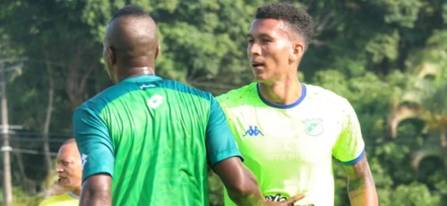 Jefferson Mena (izquierda) y Francisco Meza en amistoso en Cali - @AsoDeporCali