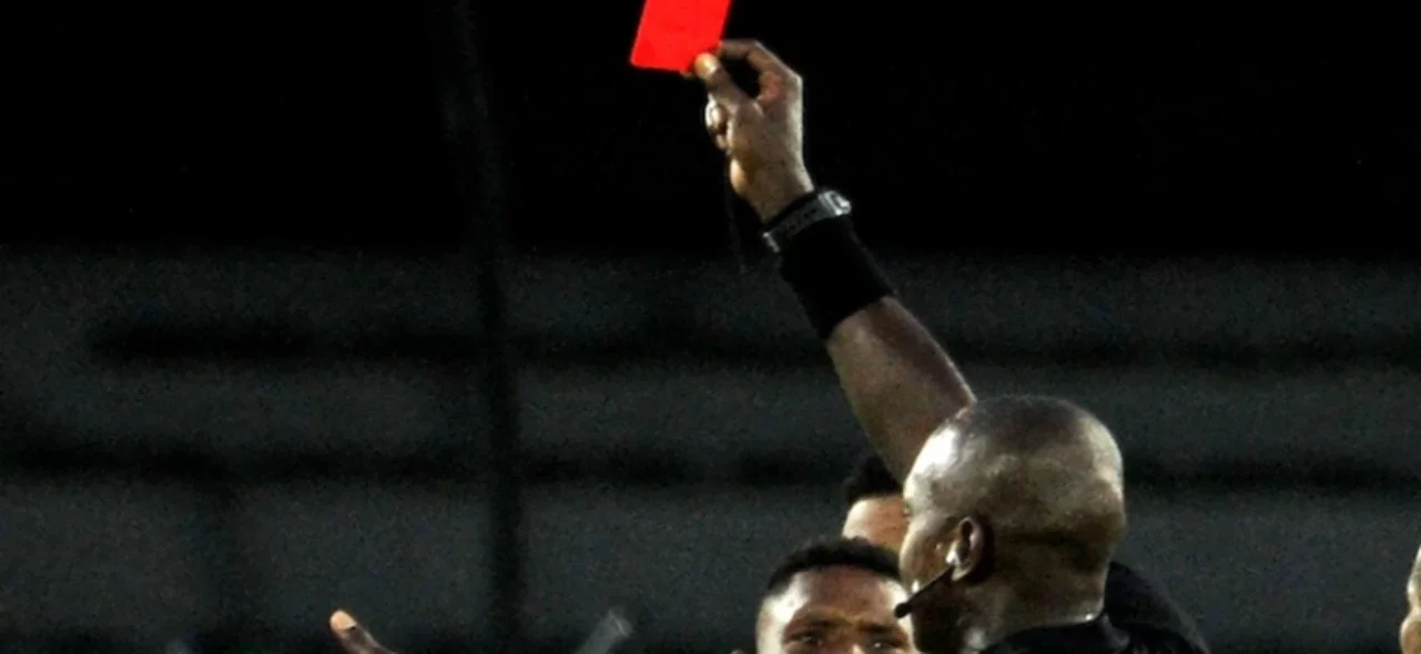 Jhon Hinestroza enseña una cartulina roja - VizzorImage