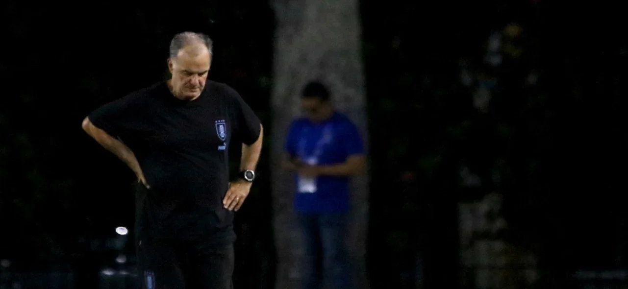 Marcelo Bielsa y el fuerte cruce con periodista en Preolímpico. / Foto: AFP.