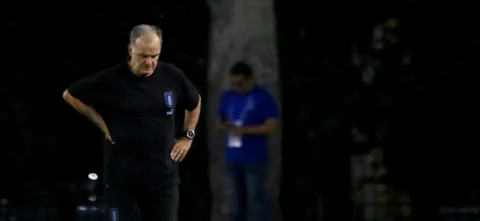 Marcelo Bielsa y el fuerte cruce con periodista en Preolímpico. / Foto: AFP.