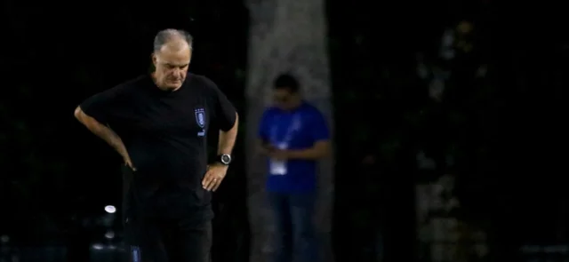 Marcelo Bielsa y el fuerte cruce con periodista en Preolímpico. / Foto: AFP.