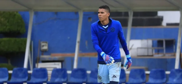 Kevin Mier y sus primer entrenamiento con Cruz Azul. / Foto: X Cruz Azul.