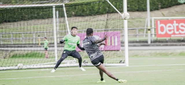 Nacional no baja la guardia y ahora busca arquero extranjero. / Foto: X Nacional.