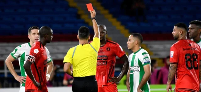 Nicolás Gallo dirigió el América vs. Nacional del 30 de noviembre de 2023 - VizzorImage