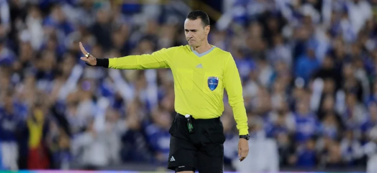 La sorpresiva decisión de la FIFA con el árbitro Wilmar Roldán. / Foto: Vizzorimage.