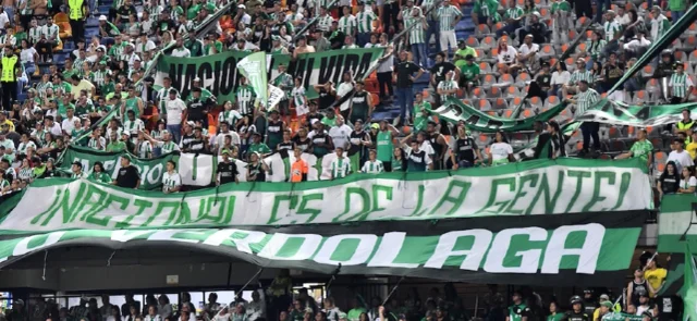 Autoridades repudian incendio que provocaron hinchas de Nacional. / Foto: Vizzorimage.