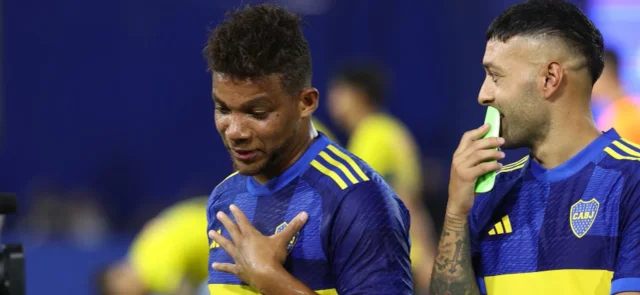 Frank Fabra y su relación con los hinchas de Boca Juniors. / Foto: AFP.