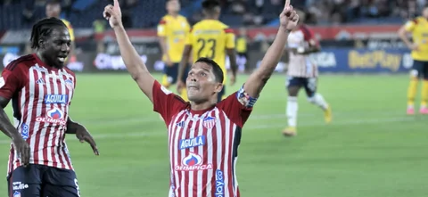 Bacca le dio el primer gol de la noche a Junior. / Foto: Vizzorimage.