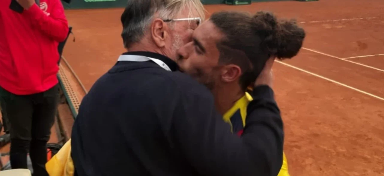 Soriano celebra con su padre el triunfo de Colombia ante Luxemburgo - X: @CopaDavis