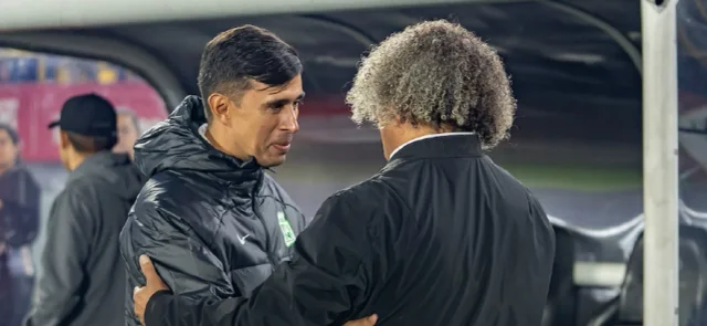 El espaldarazo de Alberto Gamero a Jhon Bodmer. / Foto: Vizzorimage.