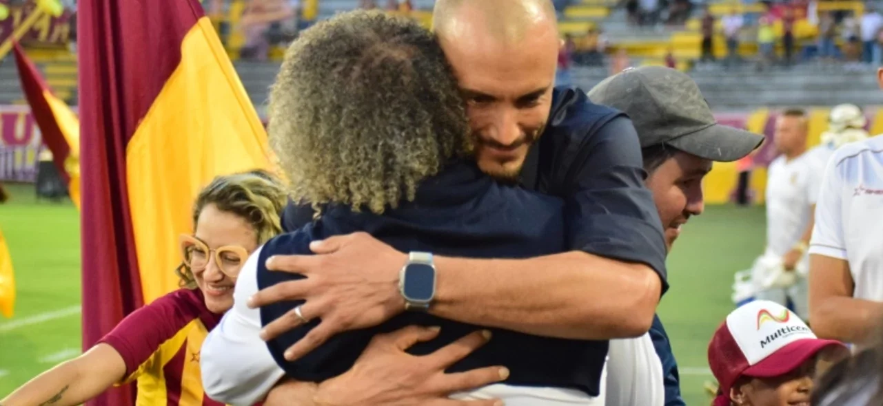 Alberto Gamero abraza a su colega David González - VizzorImage / Joan Stiven Orjuela