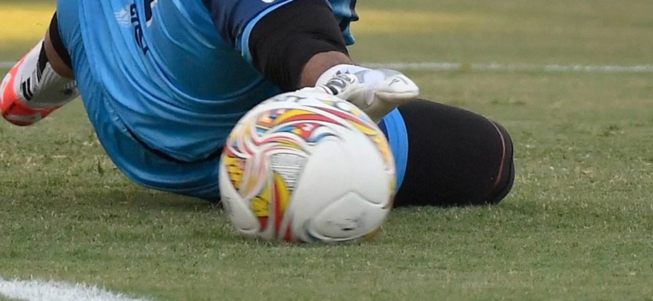 Arquero del fútbol colombiano realiza una atajada - VizzorImage