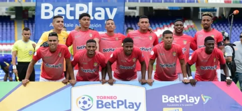 Barranquilla buscó con el juego aéreo el empate ante Boca Juniors de Cali. / Foto: Vizzorimage.