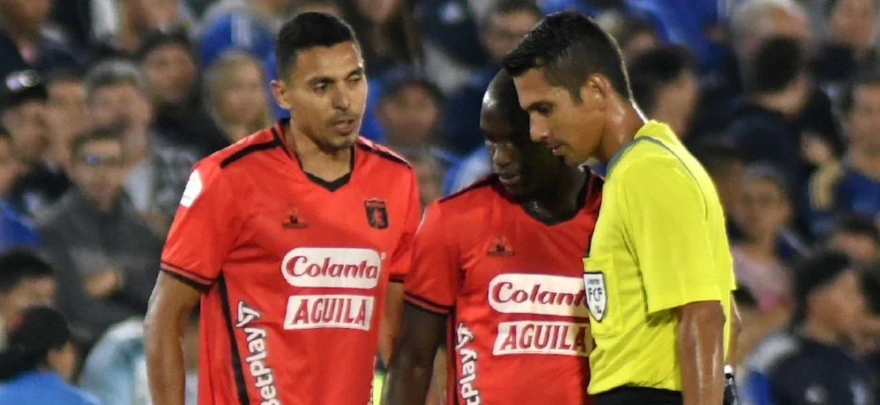 El árbitro Duarte escucha a los jugadores de América, Bocanegra y Paz - VizzorImage