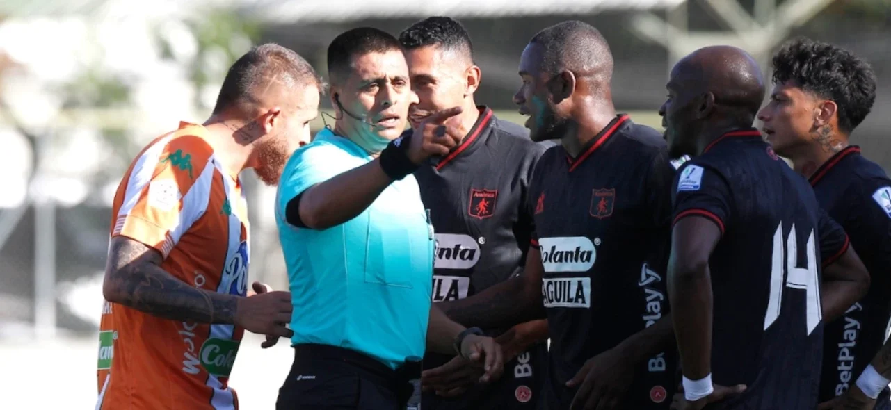 Crítica de Tulio Gómez a árbitros de partido Envigado vs. América. / Foto: Vizzorimage.