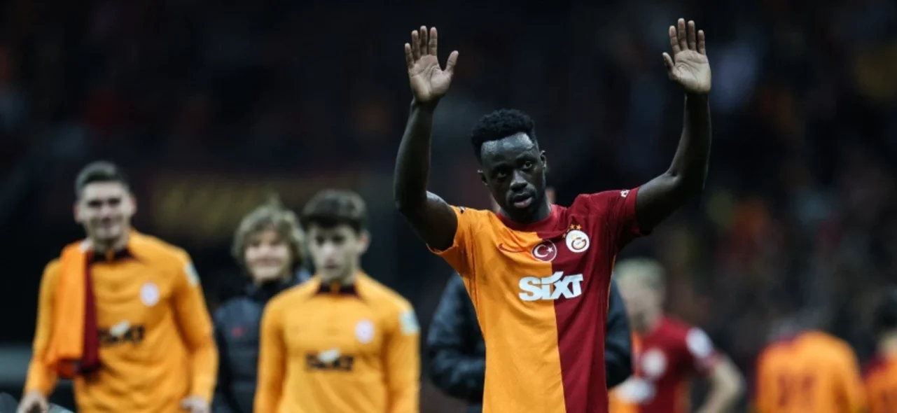 Davinson Sánchez con la camiseta de Galatasaray - AFP