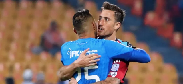 Éder Chaux abraza a José Aja en Independiente Medellín - VizzorImage