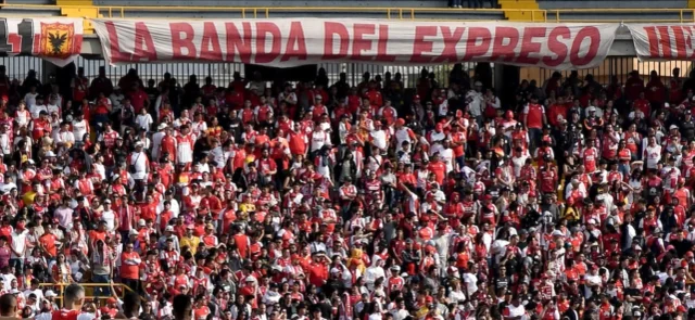 Hinchada de Independiente Santa Fe en El Campín de Bogotá - VizzorImage